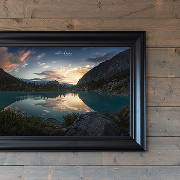 Ein Meisterwerk an der Wand. Zu sehen ist ein Südtiroler Bergsee bei Sonnenaufgang. Das Bild wurde von Thomas Weber aufgenommen.